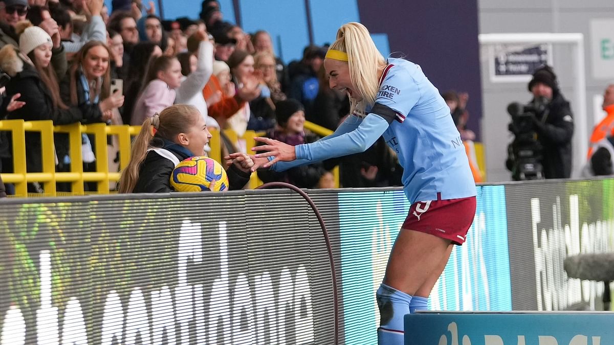 Women's Nation League: England call up Kelly and Parker to replace injured Arsenal duo